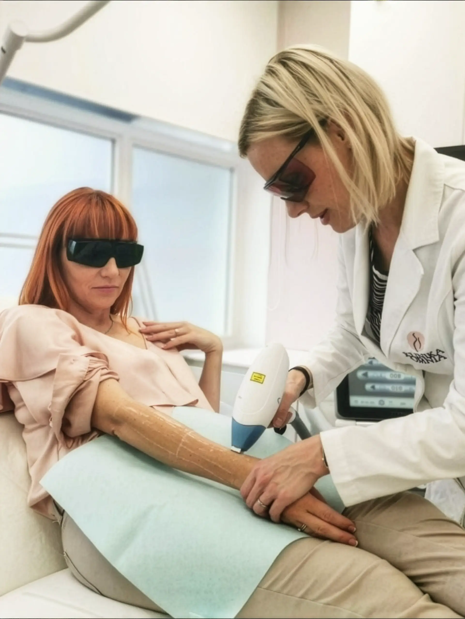Kaj je lasersko odstranjevanje dlačic in kako deluje